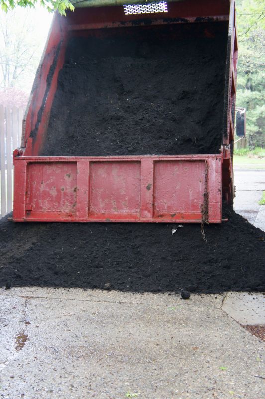 Delivery vehicle unloading mulch